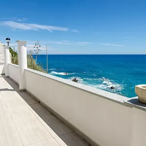 Seaside Holiday - Unique Location Ferienhaus